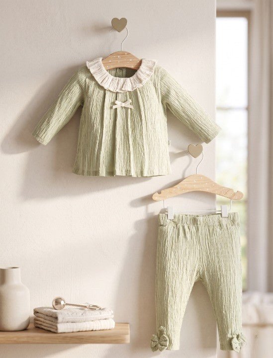 Kız Bebek 2'Li Alt Üst Takım Yeşil Renk - Fırfırlı Yaka ve Fiyonk Detaylı %100 Pamuklu - Tiny Koza Baby